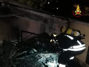 Un incendio nella notte del 25 luglio si è consumato vicino alle zone dell'Alto Mantovano. Le fiamme sono divampate su un terrazzo di un edificio