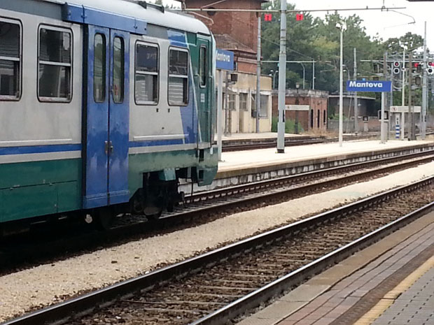 Un'altra giornata di passione per i pendolari della Linea ferroviaria Milano-Cremona-Mantova. Accumulati ritardi fino a 80 minuti
