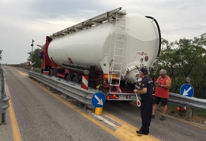 Il mezzo incastrato tra i due guard rail