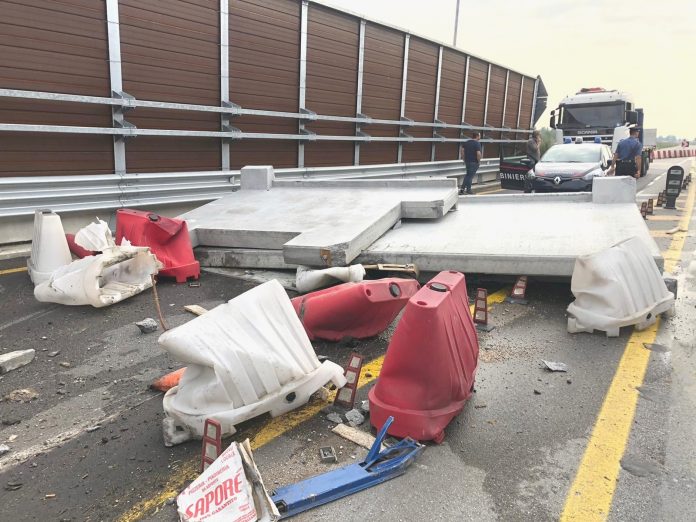 Il carico del tir sulla strada